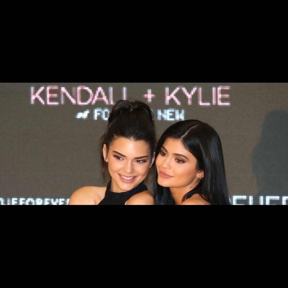 Kendall + Kylie multi-use pouch w/zip around closure.